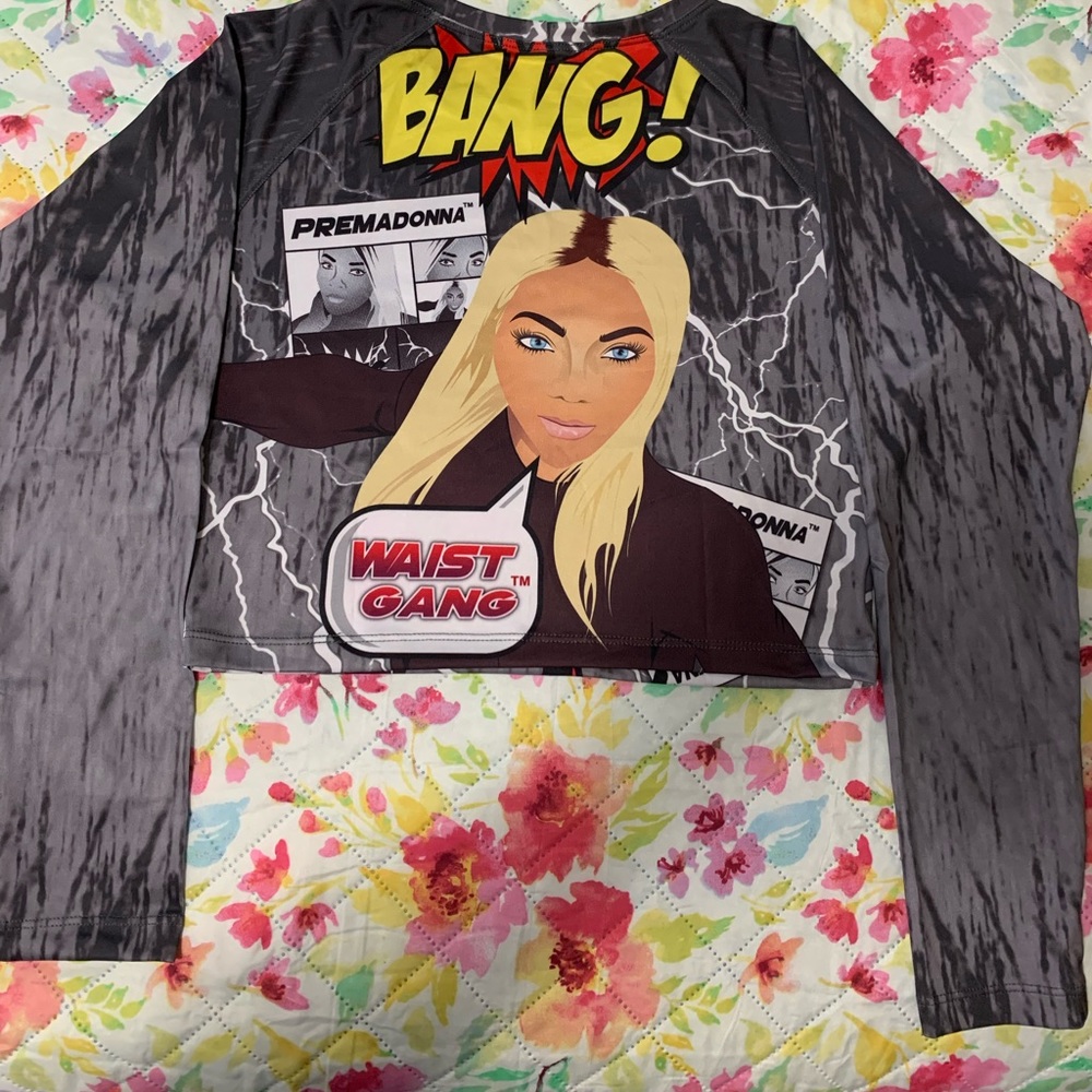 Gray spandex cropped long sleeve shirt.